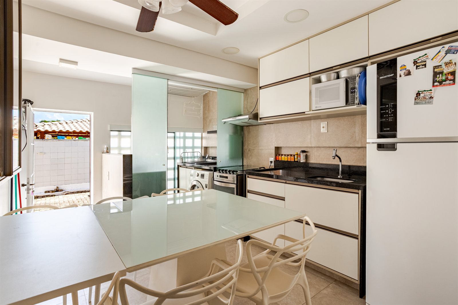 Cozinha completa com mesa de jantar