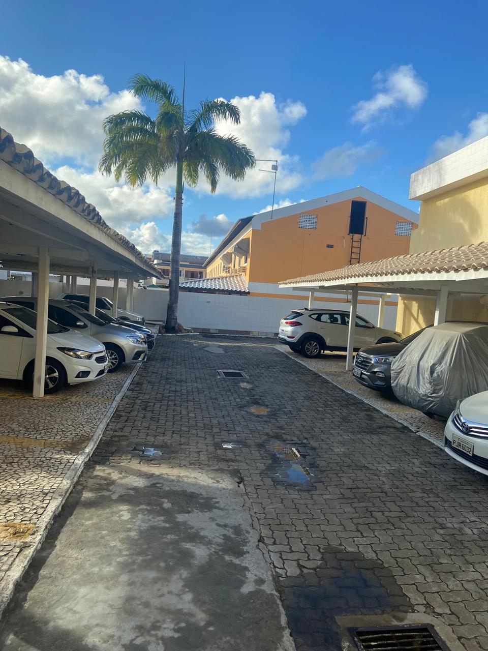 Garagem coberta do condomínio