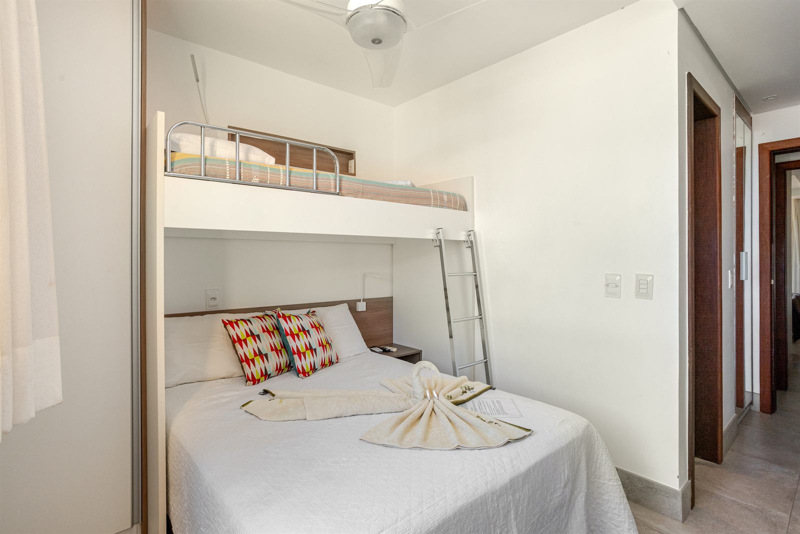 Suíte família com beliche e cama de casal