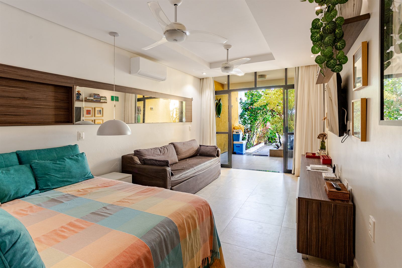 Sala ampla e clara com saída para o jardim