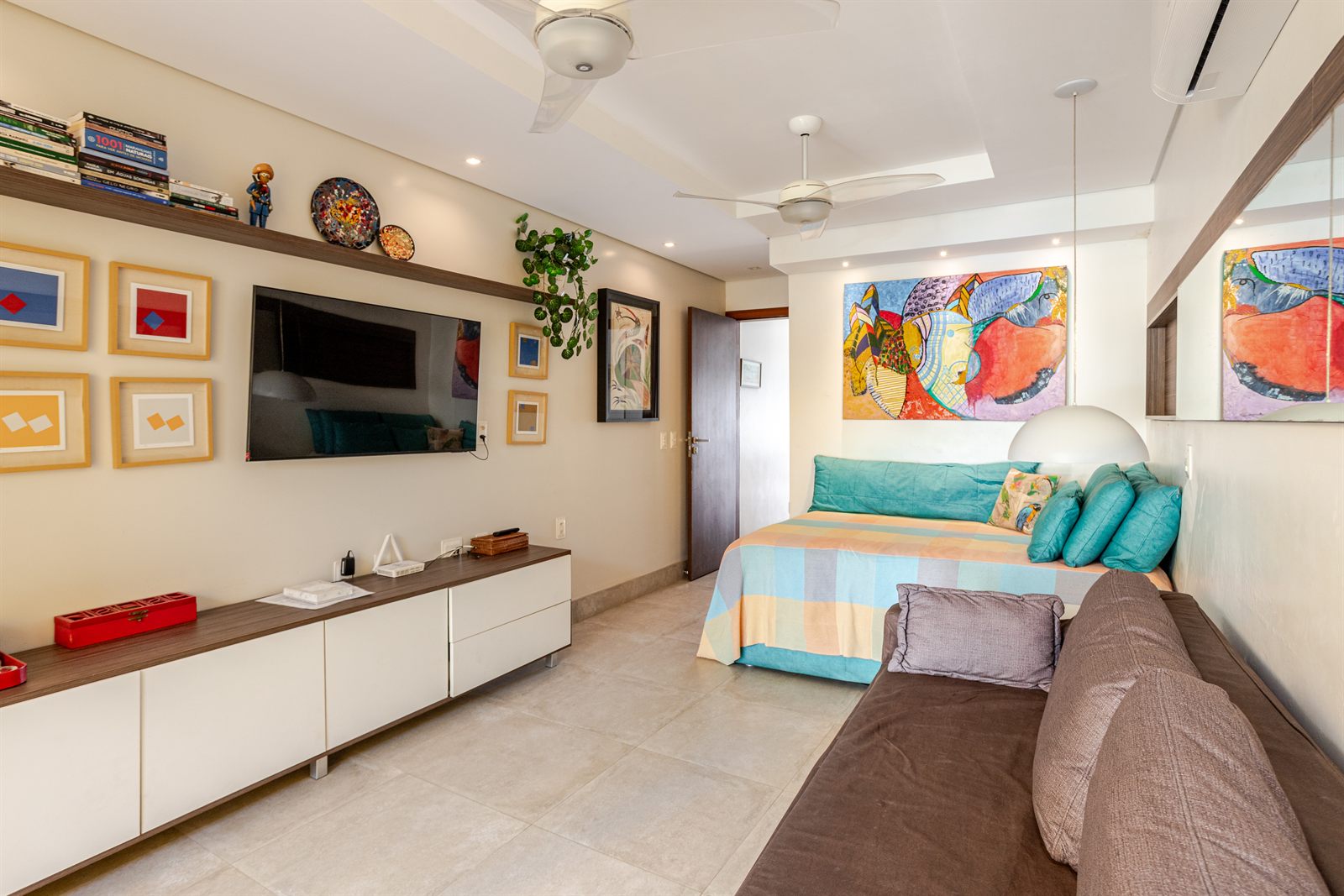 Sala de estar com TV e sofá-cama